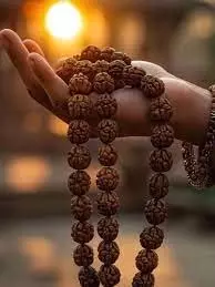 Rudrakasha Niyam: अगर आप भी हाथ में रुद्राक्ष पहनते हैं, तो भूलकर भी न करें ये काम Rudrakasha Niyam: अगर आप भी हाथ में रुद्राक्ष पहनते हैं, तो भूलकर भी न करें ये काम