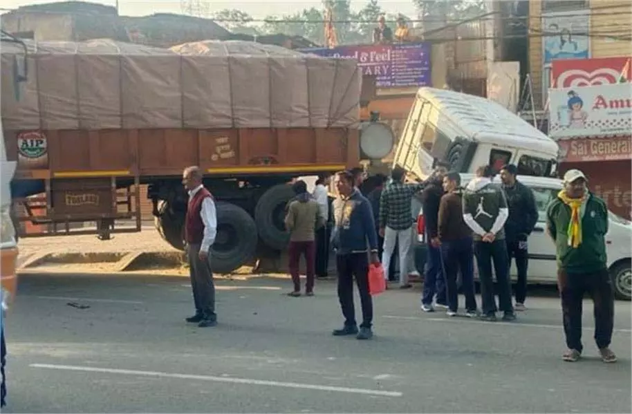 Pathankot : हाईवे पर अनियंत्रित हुआ ट्राला, मंजर देख सहमे लोग Pathankot : हाईवे पर अनियंत्रित हुआ ट्राला, मंजर देख सहमे लोग