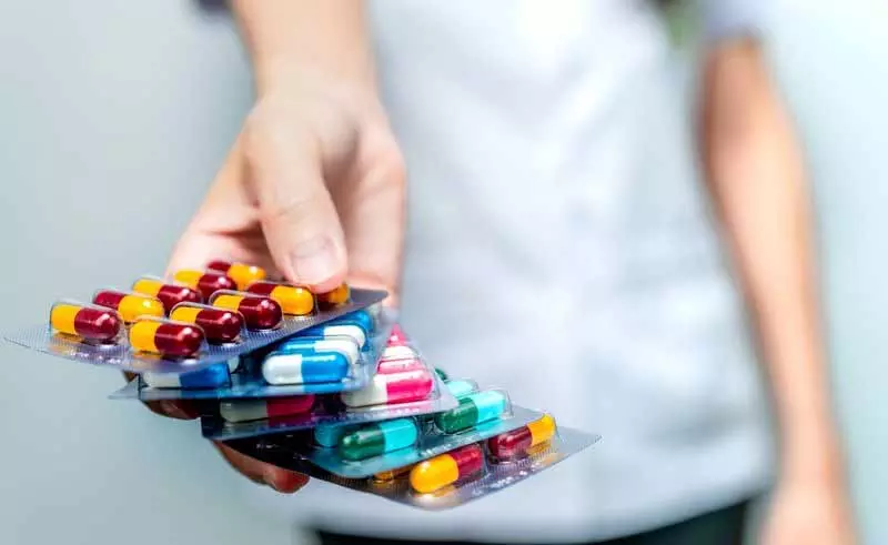 Doctorspeak: जब जीवन रक्षक दवाएं चिंता का कारण बन जाती हैं Doctorspeak: जब जीवन रक्षक दवाएं चिंता का कारण बन जाती हैं