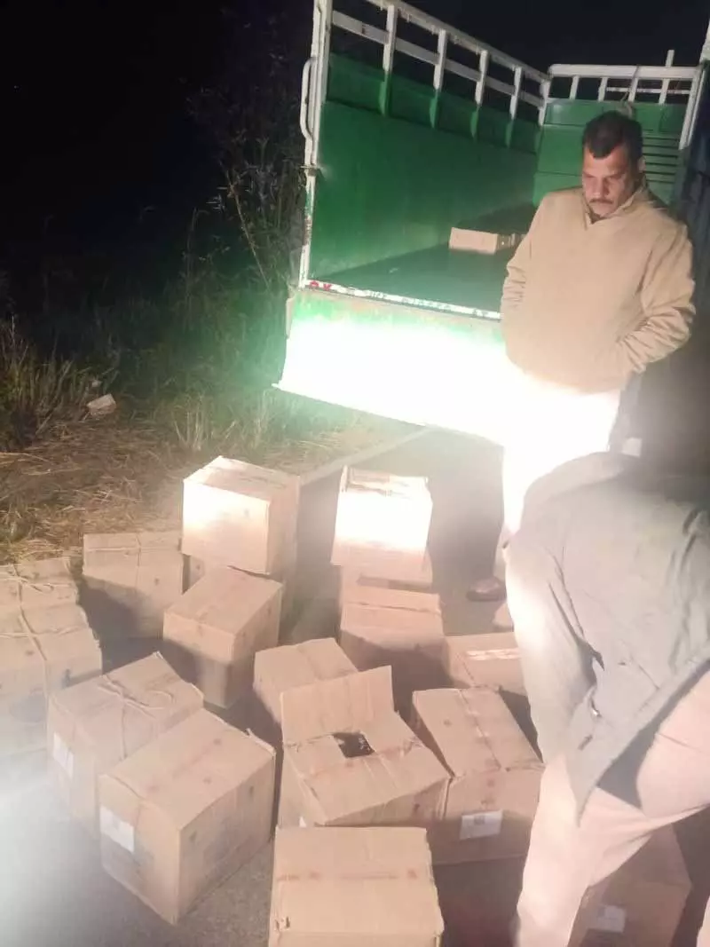 Kangra के भवारना में 32 अवैध शराब की पेटियां जब्त, एक गिरफ्तार Kangra के भवारना में 32 अवैध शराब की पेटियां जब्त, एक गिरफ्तार
