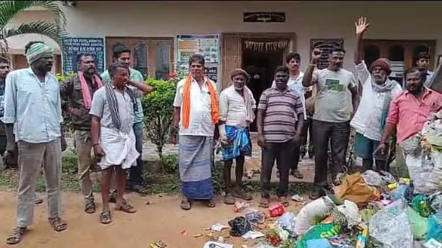 Sompura : पंचायत के सामने कचरा डालकर विरोध प्रदर्शन Sompura : पंचायत के सामने कचरा डालकर विरोध प्रदर्शन