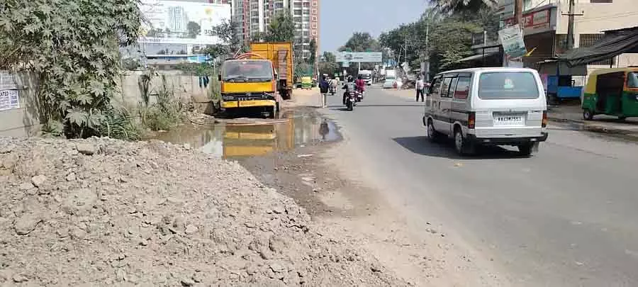 Hoskote : बिना फुटपाथ के पब्लिक परेड Hoskote : बिना फुटपाथ के पब्लिक परेड