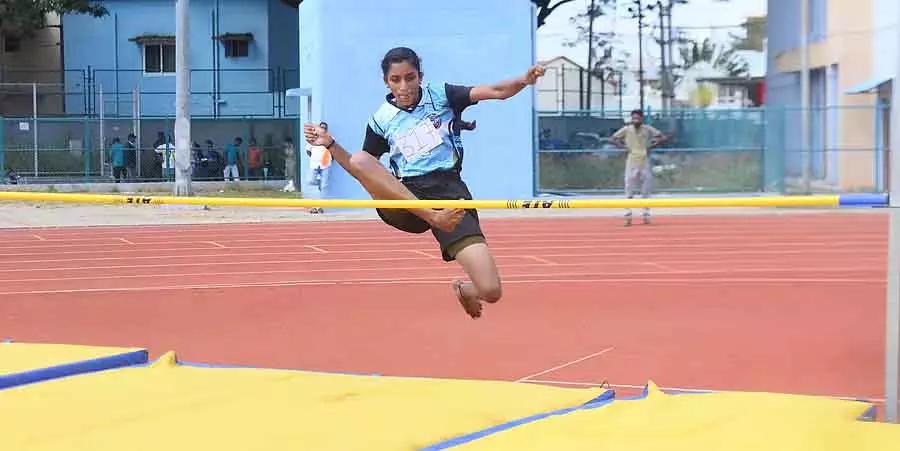 CM ने तमिल लेखकों को इलाख्या ममानी पुरस्कार प्रदान किया CM ने तमिल लेखकों को इलाख्या ममानी पुरस्कार प्रदान किया