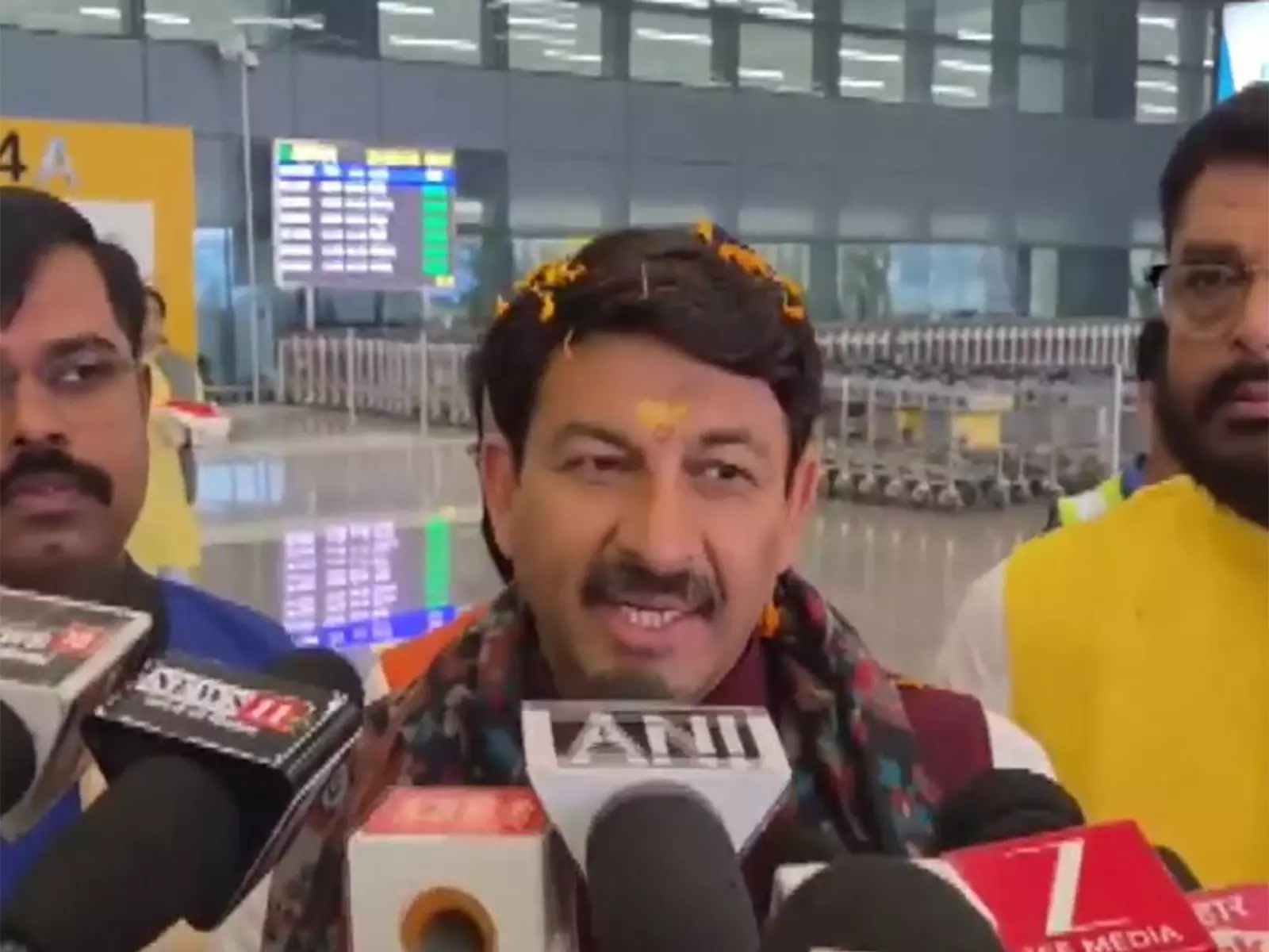 शपथ ग्रहण से पहले मनोज तिवारी ने तेजस्वी यादव को समारोह में शामिल होने का सुझाव दिया शपथ ग्रहण से पहले मनोज तिवारी ने तेजस्वी यादव को समारोह में शामिल होने का सुझाव दिया