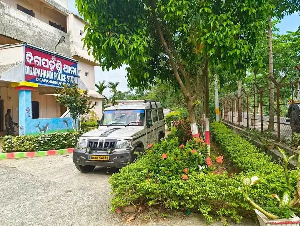 Odisha : रामायण नाटक में अश्लीलता को लेकर पुलिस ने 10 से ज़्यादा जात्रा कलाकारों से पूछताछ की Odisha : रामायण नाटक में अश्लीलता को लेकर पुलिस ने 10 से ज़्यादा जात्रा कलाकारों से पूछताछ की