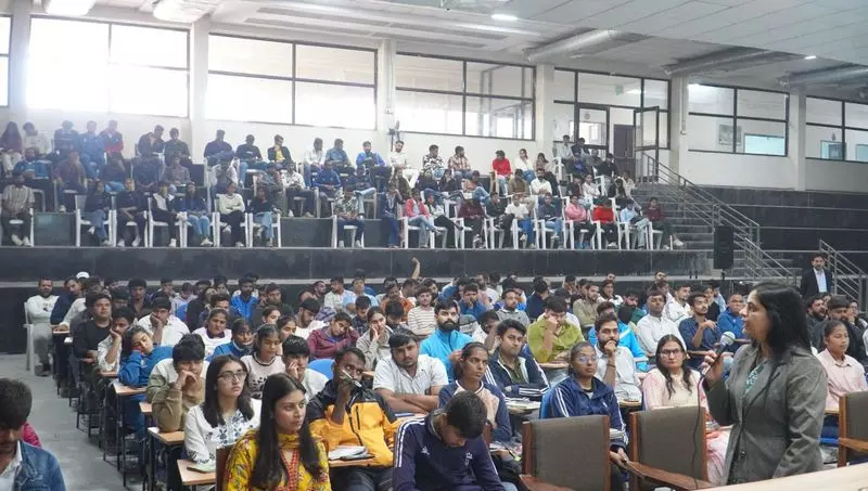 Students को स्पोर्ट्स साइकोलॉजी के बारे में जानकारी मिलती है Students को स्पोर्ट्स साइकोलॉजी के बारे में जानकारी मिलती है