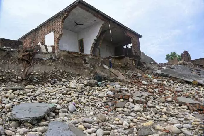 JAMMU: बारिश की आपदा के पूरे पैमाने का पता लगाने के लिए आपदा के बाद की ज़रूरतों का आकलन शुरू JAMMU: बारिश की आपदा के पूरे पैमाने का पता लगाने के लिए आपदा के बाद की ज़रूरतों का आकलन शुरू