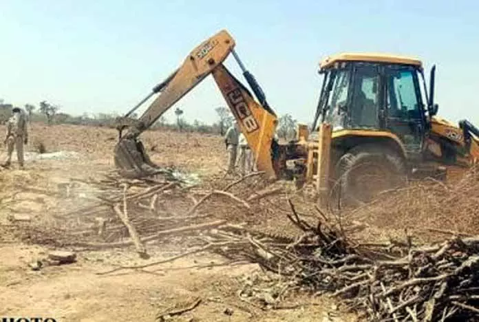 Jammu प्रशासन ने अवैध निर्माणों को गिराया, कीमती जमीन वापस ली Jammu प्रशासन ने अवैध निर्माणों को गिराया, कीमती जमीन वापस ली