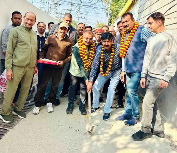 Randhawa ने सतवारी इलाके में नई गली के निर्माण का काम शुरू किया Randhawa ने सतवारी इलाके में नई गली के निर्माण का काम शुरू किया