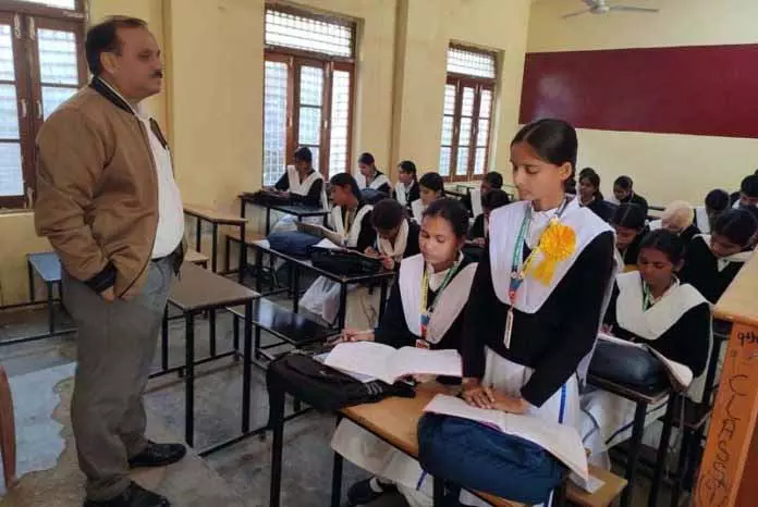CEO जम्मू ने स्कूलों का दौरा किया, अकादमिक और इंफ्रास्ट्रक्चर की स्थिति की समीक्षा की CEO जम्मू ने स्कूलों का दौरा किया, अकादमिक और इंफ्रास्ट्रक्चर की स्थिति की समीक्षा की