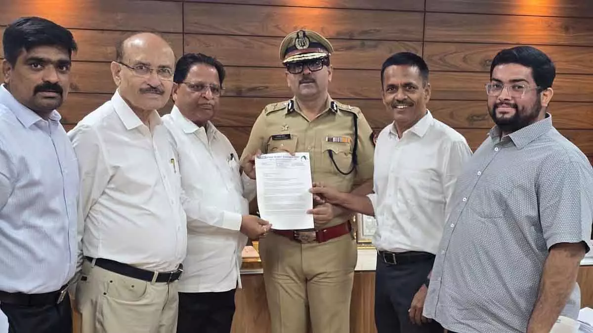 Pune: पुलिस कमिश्नर ने पेट्रोल पंप कर्मचारियों पर बढ़ते हमलों पर सख्त कार्रवाई का वादा किया Pune: पुलिस कमिश्नर ने पेट्रोल पंप कर्मचारियों पर बढ़ते हमलों पर सख्त कार्रवाई का वादा किया