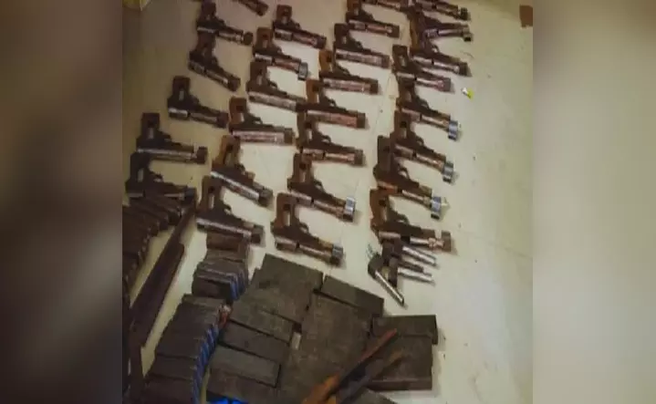 बंदूक बनाने की अवैध फैक्ट्री पकड़ी गई, छह गिरफ्तार बंदूक बनाने की अवैध फैक्ट्री पकड़ी गई, छह गिरफ्तार