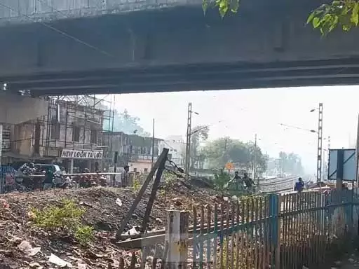 मालगाड़ी आते देख रेलवे ओवरब्रिज से कूदा युवक, हालत नाजुक मालगाड़ी आते देख रेलवे ओवरब्रिज से कूदा युवक, हालत नाजुक