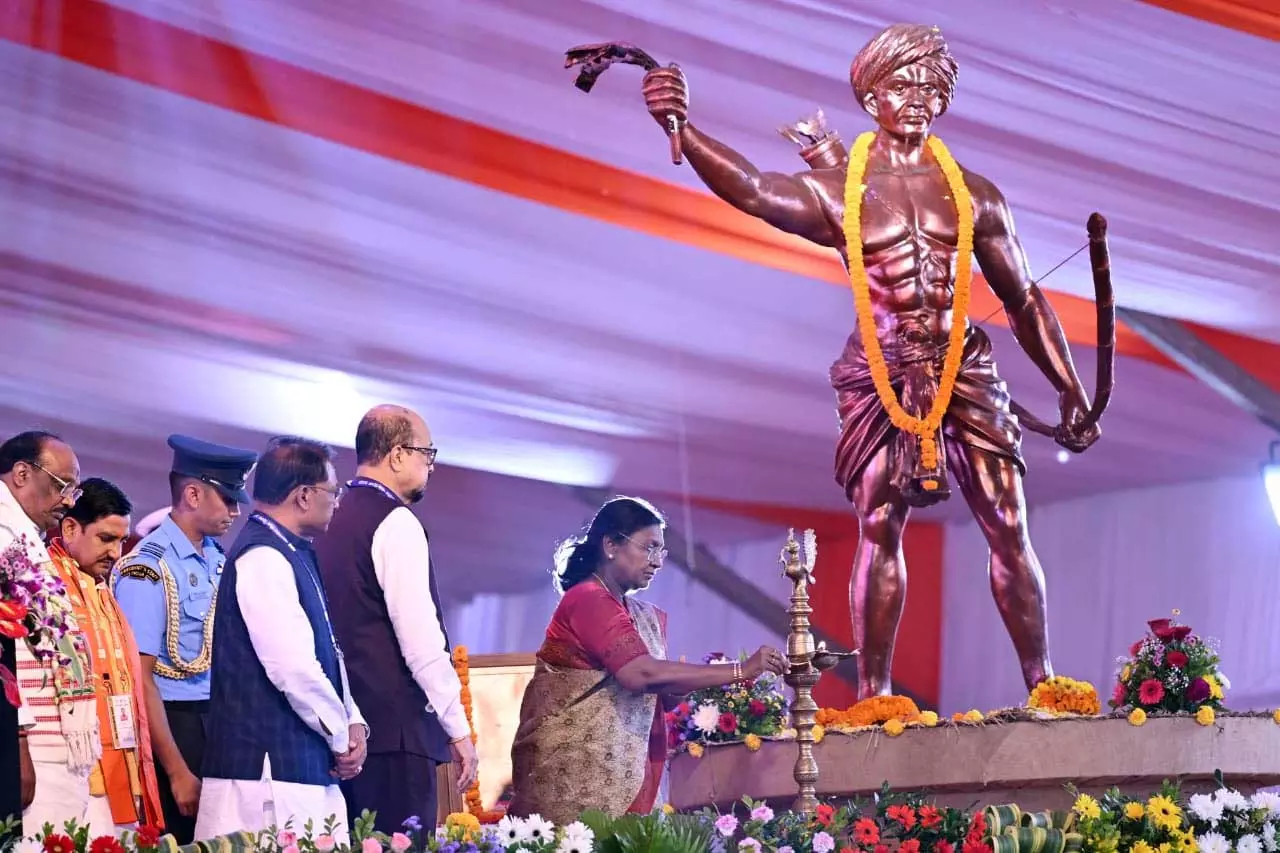 राष्ट्रपति द्रौपदी मुर्मु ने की जनजातीय समाज प्रमुखों और स्वतंत्रता संग्राम सेनानियों से मुलाकात राष्ट्रपति द्रौपदी मुर्मु ने की जनजातीय समाज प्रमुखों और स्वतंत्रता संग्राम सेनानियों से मुलाकात