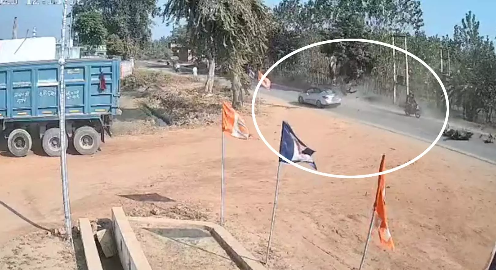 Accident का दिल दहला देने वाला मंजर, तड़पने के बाद नीलगाय की मौत Accident का दिल दहला देने वाला मंजर, तड़पने के बाद नीलगाय की मौत
