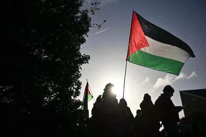 Israel-फ़िलिस्तीन विवाद पर UK में दोस्ती टूटने का बढ़ता डर Israel-फ़िलिस्तीन विवाद पर UK में दोस्ती टूटने का बढ़ता डर