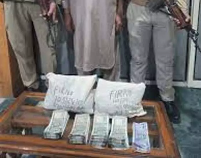 Anantnag में 5 किलो से ज़्यादा प्रतिबंधित पदार्थ के साथ एक व्यक्ति गिरफ्तार Anantnag में 5 किलो से ज़्यादा प्रतिबंधित पदार्थ के साथ एक व्यक्ति गिरफ्तार