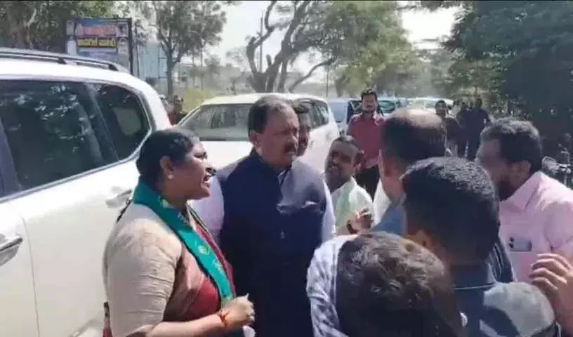 मंत्री Seethakka ने कहा कि कामारेड्डी में किसान शराब पीते हैं मंत्री Seethakka ने कहा कि कामारेड्डी में किसान शराब पीते हैं
