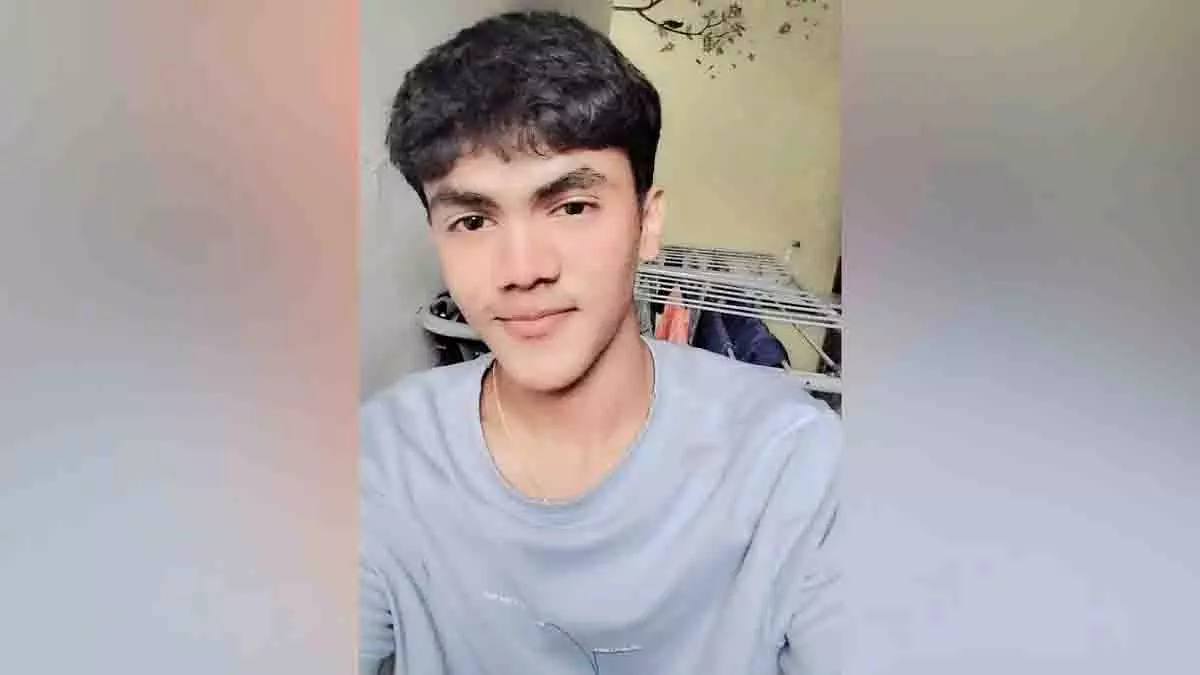 लोकल ट्रेन में भाषा विवाद के बाद 19 वर्षीय छात्र ने की आत्महत्या लोकल ट्रेन में भाषा विवाद के बाद 19 वर्षीय छात्र ने की आत्महत्या