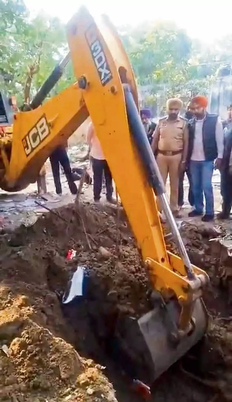 पुलिस ने Nabha EO के घर की तलाशी ली, ट्रैक्टर-ट्रेलर के गायब पार्ट्स मिले पुलिस ने Nabha EO के घर की तलाशी ली, ट्रैक्टर-ट्रेलर के गायब पार्ट्स मिले