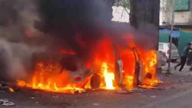Mumbai: भिवंडी में खड़ी गाड़ी में आग लग गई Mumbai: भिवंडी में खड़ी गाड़ी में आग लग गई
