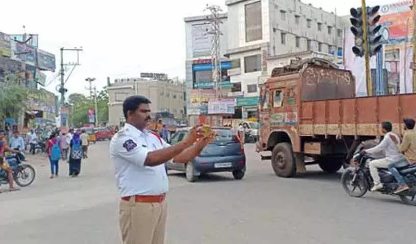 Hyderabad पुलिस कमिश्नर वी सी सज्जनार ने ट्रैफिक नियमों के उल्लंघन पर कार्रवाई की Hyderabad पुलिस कमिश्नर वी सी सज्जनार ने ट्रैफिक नियमों के उल्लंघन पर कार्रवाई की