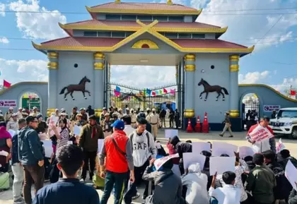 Manipur संगाई फेस्टिवल में तनाव, प्रदर्शनकारियों की पुलिस से भिड़ंत Manipur संगाई फेस्टिवल में तनाव, प्रदर्शनकारियों की पुलिस से भिड़ंत