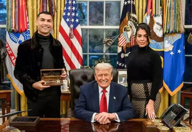 Cristiano Ronaldo और जॉर्जिना ने व्हाइट हाउस में ट्रंप का धन्यवाद किया Cristiano Ronaldo और जॉर्जिना ने व्हाइट हाउस में ट्रंप का धन्यवाद किया