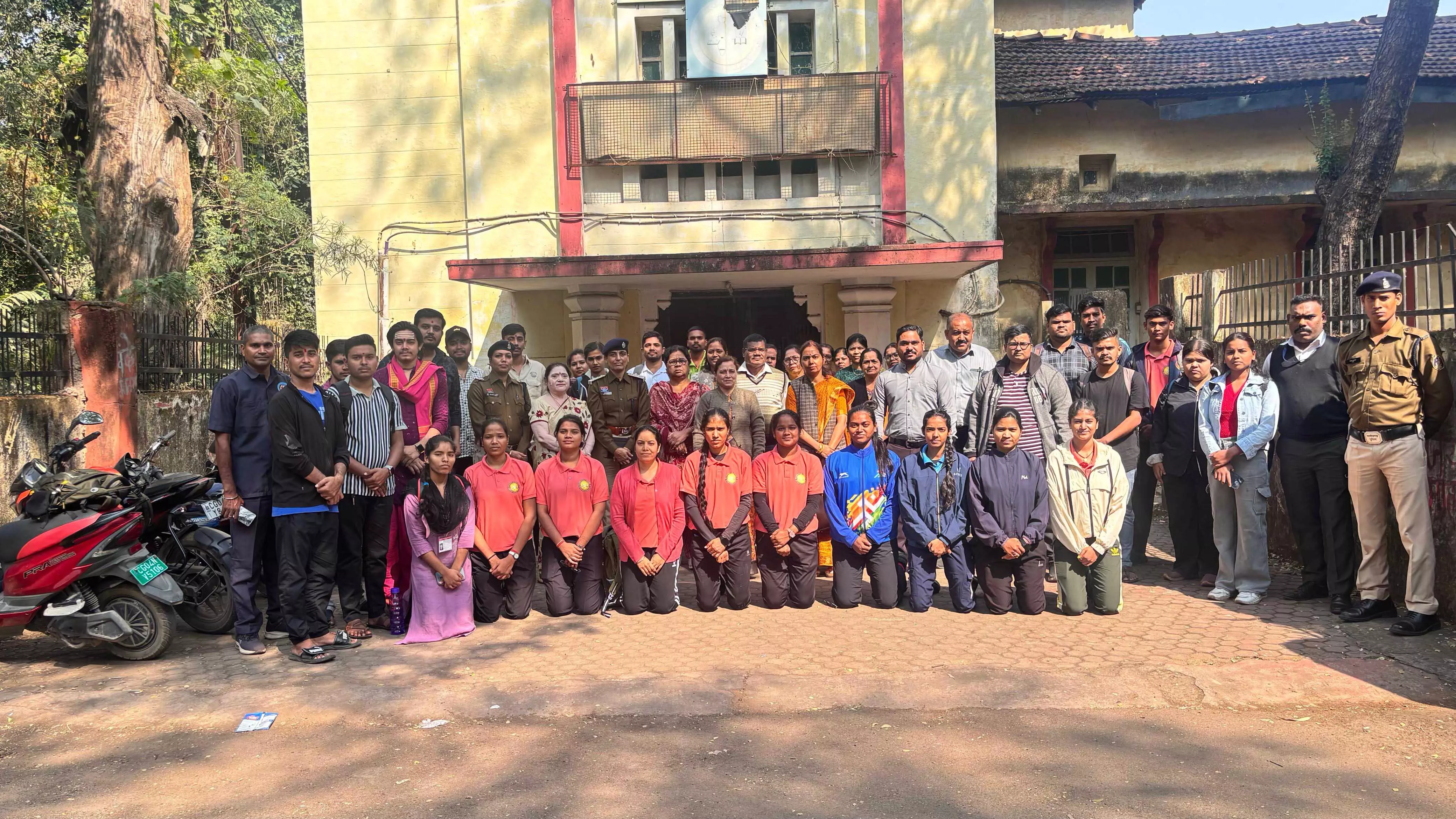 शासकीय नवीन महाविद्यालय गुढ़ियारी में डायल 112 आपातकालीन सेवा जागरूकता कार्यक्रम का आयोजन शासकीय नवीन महाविद्यालय गुढ़ियारी में डायल 112 आपातकालीन सेवा जागरूकता कार्यक्रम का आयोजन