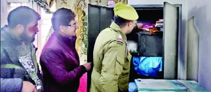 Kashmir के अस्पतालों में डॉक्टरों के लॉकर चेक किए गए Kashmir के अस्पतालों में डॉक्टरों के लॉकर चेक किए गए