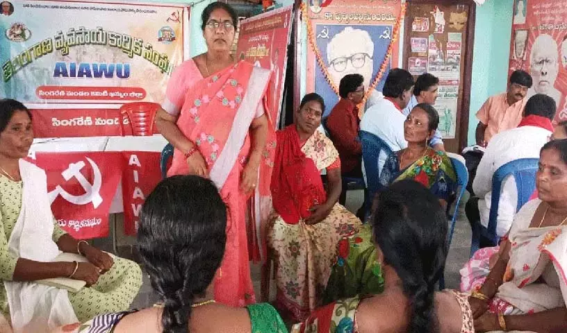 सिर्फ साड़ियों पर ही नहीं, 2,500 रुपये की गारंटी भी लागू होनी चाहिए: Aidwa सिर्फ साड़ियों पर ही नहीं, 2,500 रुपये की गारंटी भी लागू होनी चाहिए: Aidwa