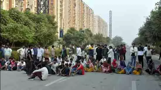 दहेज के लिए गर्भवती महिला ने की आत्महत्या, ग्रामीणों ने किया विरोध प्रदर्शन दहेज के लिए गर्भवती महिला ने की आत्महत्या, ग्रामीणों ने किया विरोध प्रदर्शन