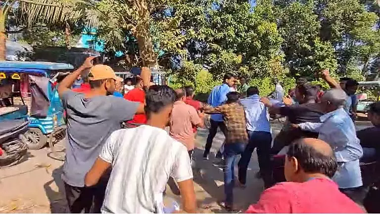 Hakimpur checkpost के पास विश्व हिंदू परिषद के विरोध प्रदर्शन को लेकर तनाव बढ़ा Hakimpur checkpost के पास विश्व हिंदू परिषद के विरोध प्रदर्शन को लेकर तनाव बढ़ा