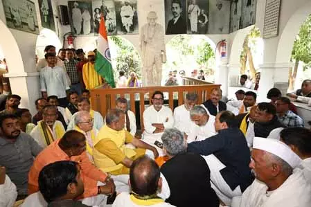 भितिहरवा गांधी आश्रम में प्रायश्चित के लिए एक दिन के मौन उपवास पर बैठे प्रशांत किशोर भितिहरवा गांधी आश्रम में प्रायश्चित के लिए एक दिन के मौन उपवास पर बैठे प्रशांत किशोर