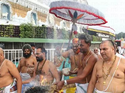Tirumala में धार्मिक चिन्ह के साथ मिले ड्राइवर और कार मालिक पर मामला दर्ज Tirumala में धार्मिक चिन्ह के साथ मिले ड्राइवर और कार मालिक पर मामला दर्ज