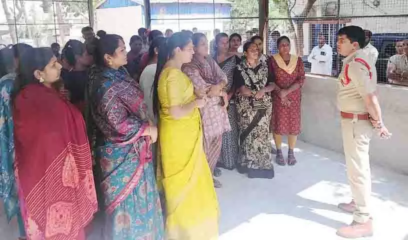अमीनपुर पुलिस ने उत्पीड़न की शिकायतों पर 60 ट्रांसजेंडरों को काउंसलिंग दी अमीनपुर पुलिस ने उत्पीड़न की शिकायतों पर 60 ट्रांसजेंडरों को काउंसलिंग दी