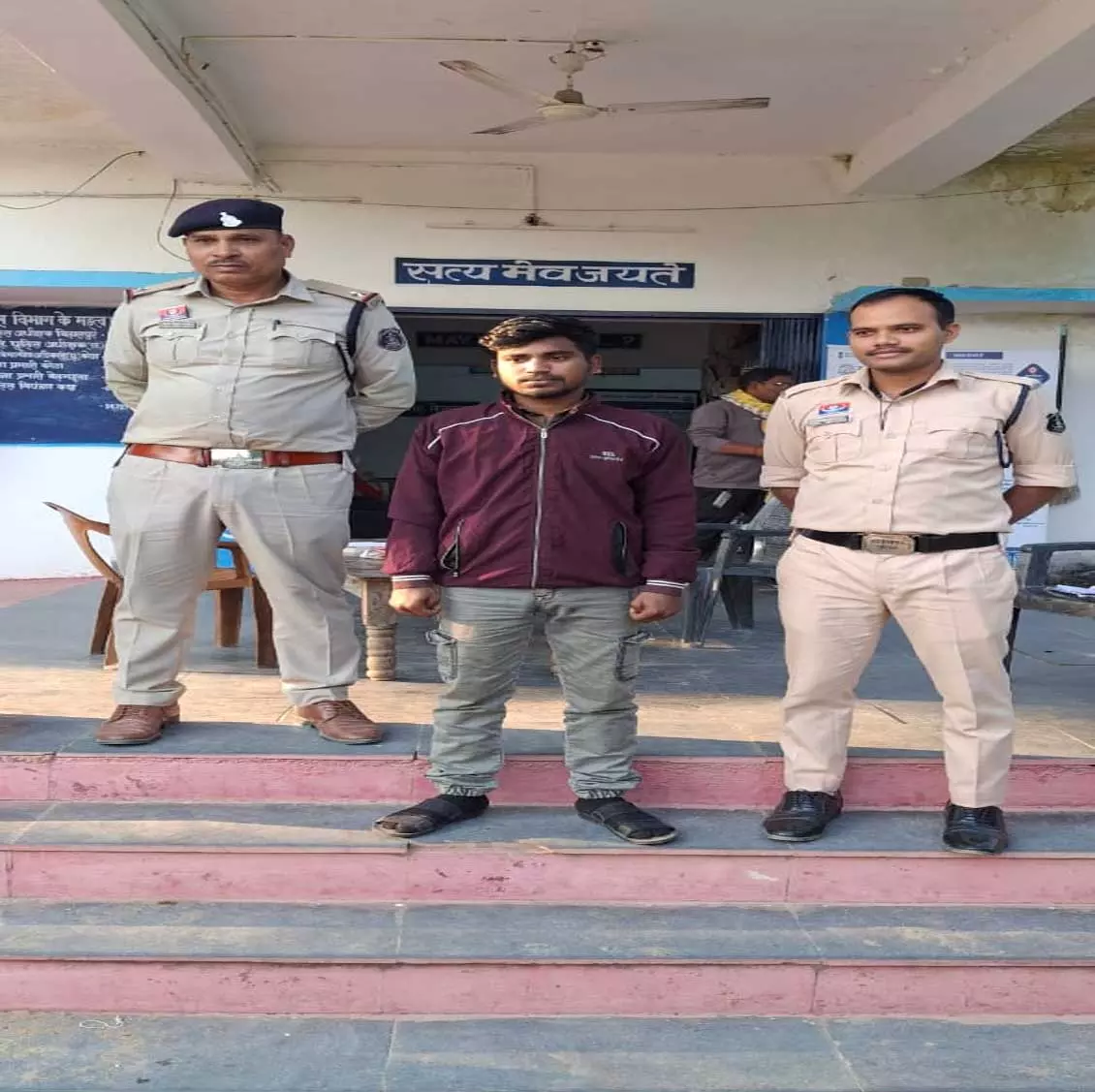 हाफ मर्डर मामलें में आरोपी शालू अंसारी जंगल से गिरफ्तार हाफ मर्डर मामलें में आरोपी शालू अंसारी जंगल से गिरफ्तार