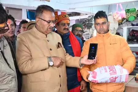 सेना के जवानों और ग्रामीणों से मंत्री ने की मुलाकात, डिजिटल लेनदेन को बढ़ावा देने का दिया संदेश सेना के जवानों और ग्रामीणों से मंत्री ने की मुलाकात, डिजिटल लेनदेन को बढ़ावा देने का दिया संदेश