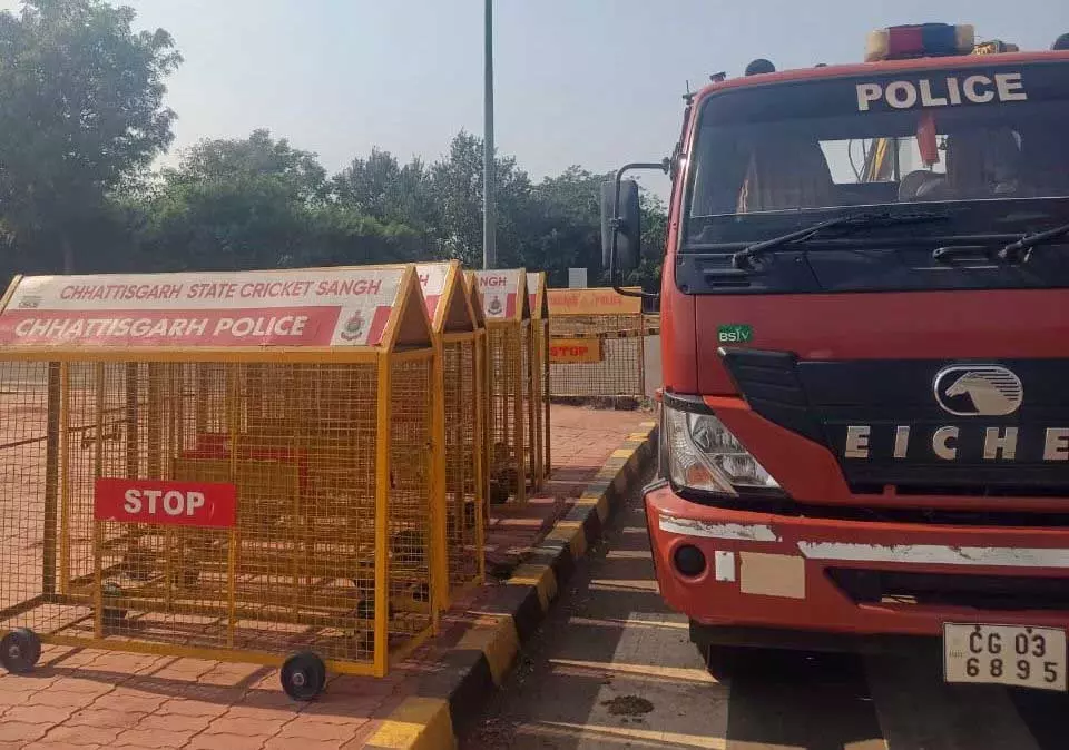 रायपुर पुलिस को छत्तीसगढ़ स्टेट क्रिकेट संघ ने सौंपे 200 लोहे के स्टापर रायपुर पुलिस को छत्तीसगढ़ स्टेट क्रिकेट संघ ने सौंपे 200 लोहे के स्टापर