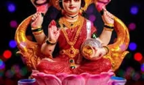 Friday Puja: शुक्रवार को लक्ष्मी जी की पूजा करने से मिलती है समृद्धि,जानें महत्व और पूजा विधि