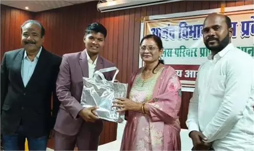 Chhatarpur:अंतर्राष्ट्रीय महिला क्रिकेटर क्रांति गोंड़ को पुलिस ने किया सम्मानित