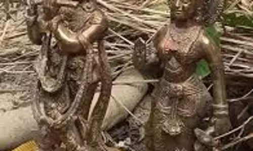 Unnao: खेत की खुदाई के दौरान राधा-कृष्ण की मूर्ति मिलने से सनसनी Unnao: खेत की खुदाई के दौरान राधा-कृष्ण की मूर्ति मिलने से सनसनी