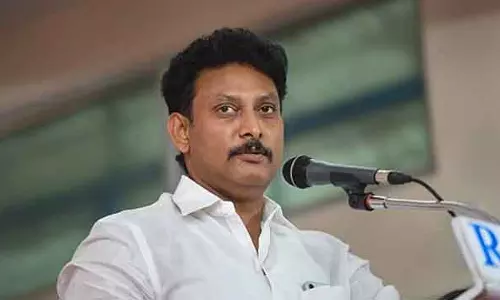 मोबाइल फोन का इस्तेमाल: छात्रों के लिए सेल्फ-कंट्रोल ज़रूरी है -  Minister ने सलाह दी
