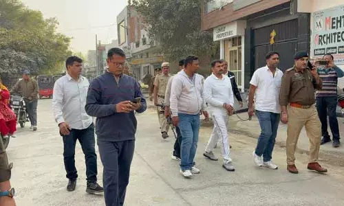 Hisar हथकड़ी पहने गैंगस्टर दलजीत सिहाग को हांसी के बाजारों में घुमाया गया Hisar हथकड़ी पहने गैंगस्टर दलजीत सिहाग को हांसी के बाजारों में घुमाया गया
