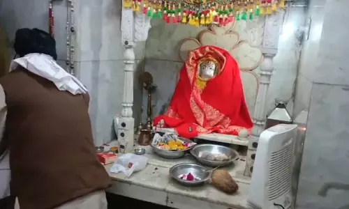 Rajasthan: मंदिरों में मूर्तियों को ठंड से बचाने के लिए कंबल और शॉल में लपेटा Rajasthan: मंदिरों में मूर्तियों को ठंड से बचाने के लिए कंबल और शॉल में लपेटा