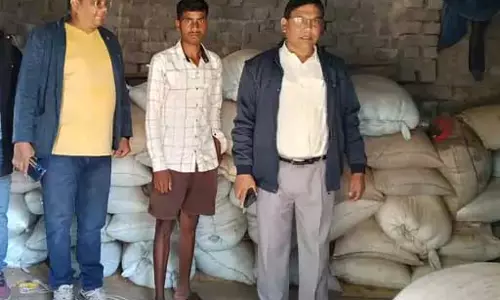 व्यापारी ने छुपा रखा था धान, जांच टीम ने छापेमारी कर पकड़ा