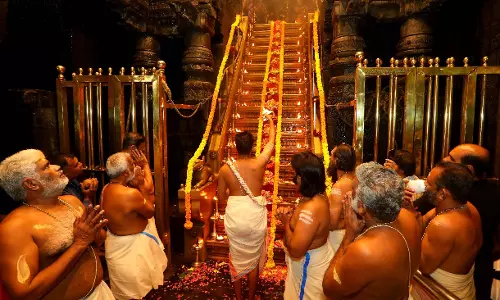 Kerala: सोना स्कैंडल में CPI-M पूर्व MLA गिरफ्तार, कांग्रेस और BJP ने सरकार को घेरा Kerala: सोना स्कैंडल में CPI-M पूर्व MLA गिरफ्तार, कांग्रेस और BJP ने सरकार को घेरा