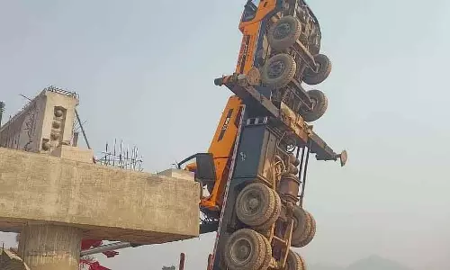MP : छतरपुर में ओवरब्रिज साइट पर 70 टन का गर्डर गिरा, क्रेन ऑपरेटर गंभीर रूप से घायल