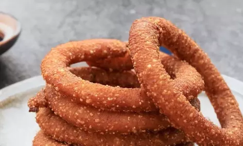 Nepali Sel Roti : घर पर ट्राई करें नेपाल की मशहूर सेल रोटी Nepali Sel Roti : घर पर ट्राई करें नेपाल की मशहूर सेल रोटी