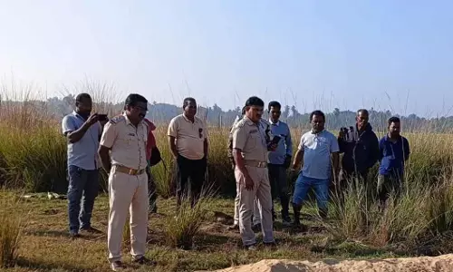 Odisha : कोणार्क के खेत में युवक का जला हुआ शव मिला, हत्या का शक
